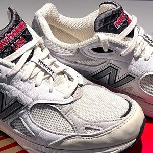 New Balance 990v3 size US 10
Made in USA Teddy Santis Sea Salt